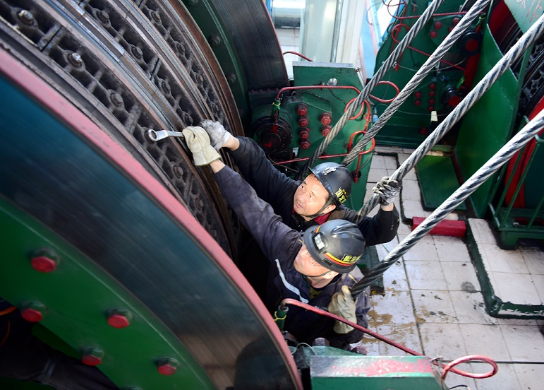 1月2日，该矿固定队检修班职工在检修混合井主提绞车.jpg