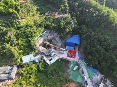 中铁四局工程技术公司参建的瑞（金）梅（州）铁路最长隧道顺利贯通