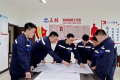 中煤三建三十工程处猛虎掘进队与“机器人”共舞